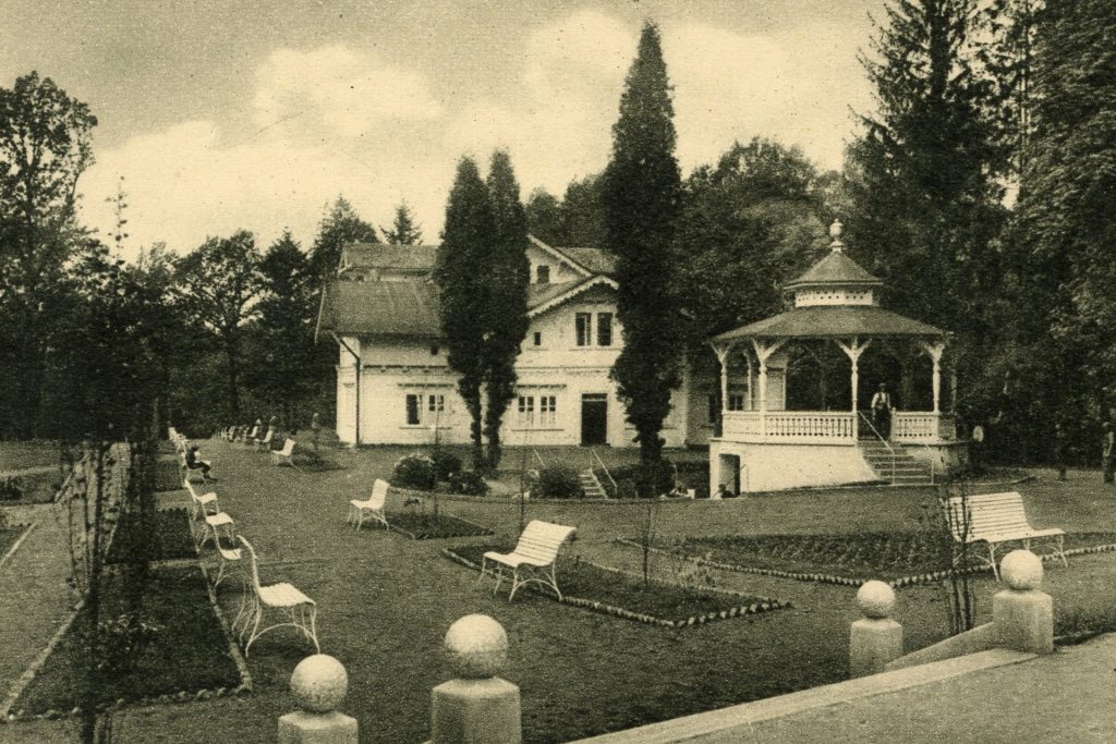 Park Zdrojowy - widoczna Szwajcarka i kawiarenka letnia.