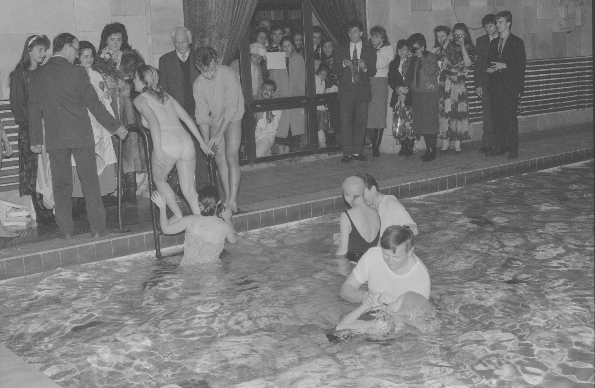 14.12.1991 Jastrzębie - zebranie świadków Jehowy w hali sportowej oraz chrzest w basenie hotelu Diament