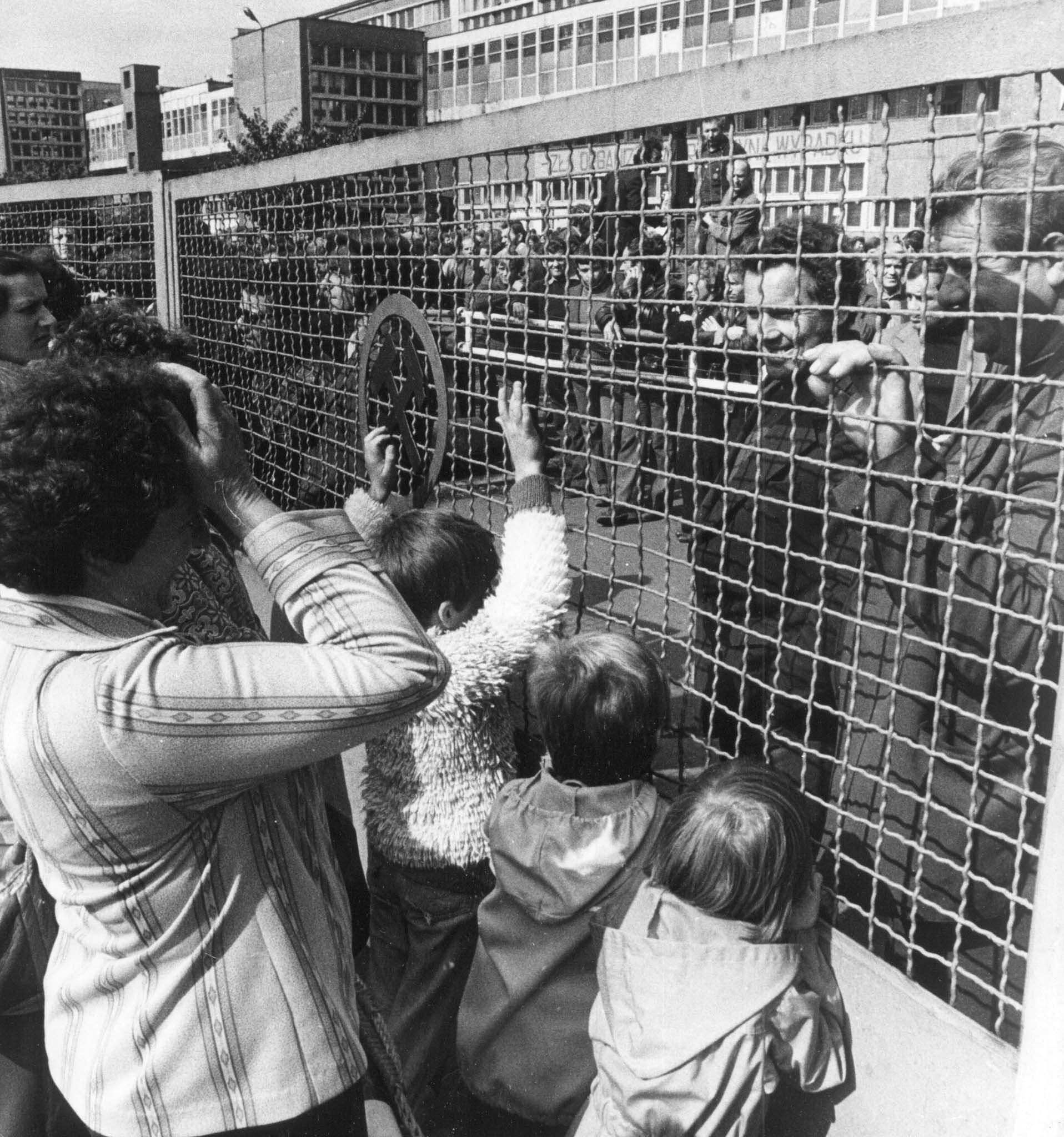 Jastrzębie, KWK Manifest Lipcowy, sierpień 1988, strajk górników - spotkanie strajkujących z rodzinami