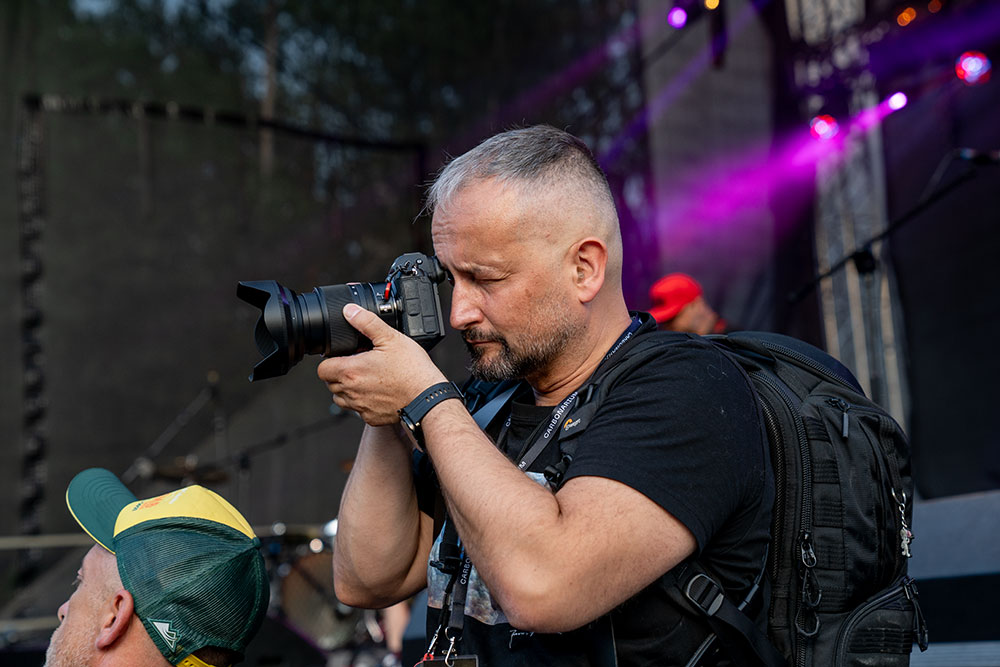 Zdjęcie przedstawia fotografa podczas pracy.