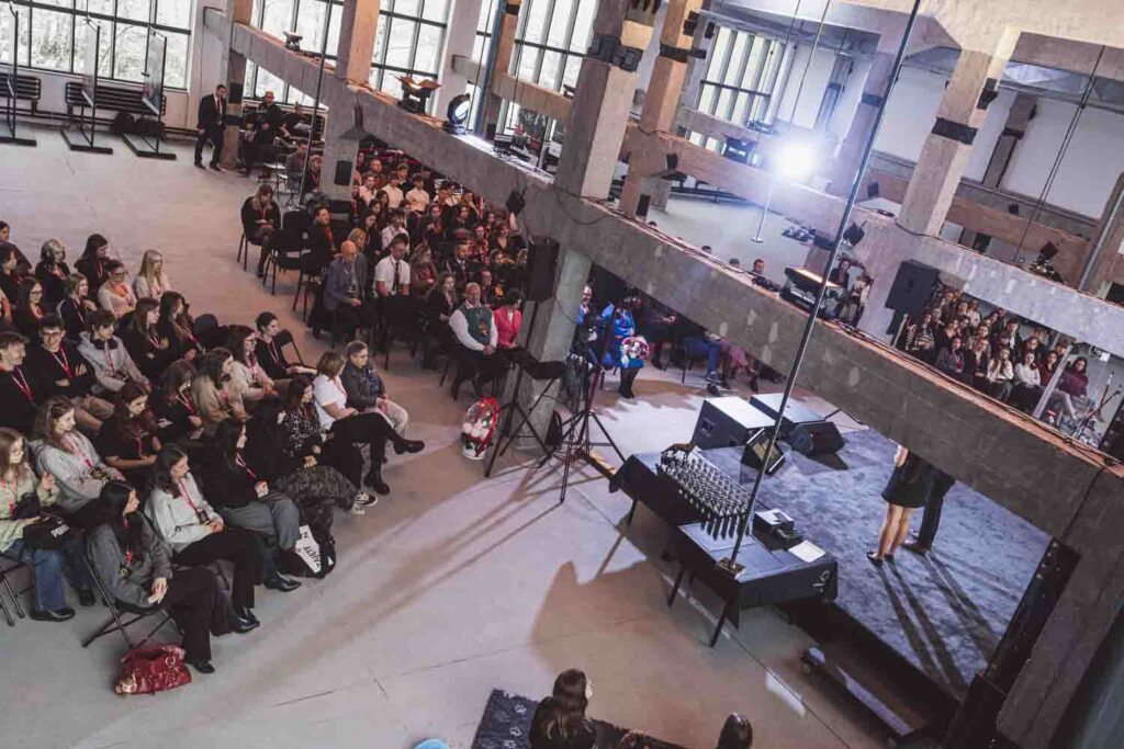 Publiczność. Widok z antresoli.